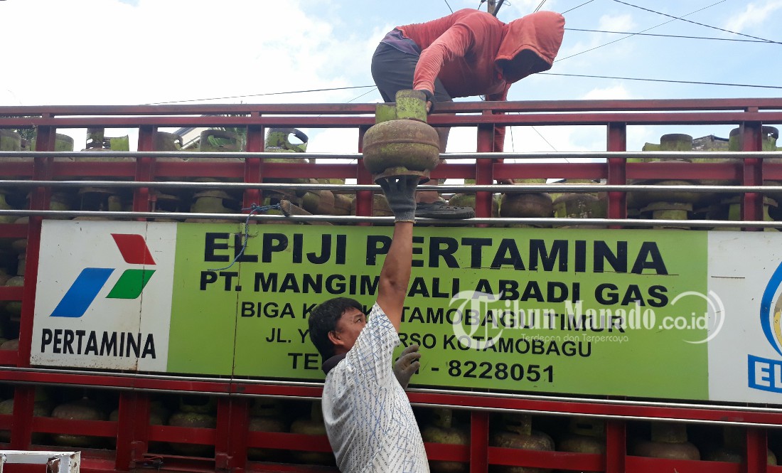 petugas-menurunkan-lpg-3-kilogram-kg-di-kotamobagu-sulawesi-utara_20180611_185046.jpg