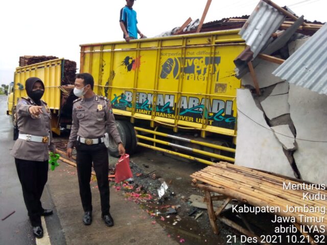 Kecelakaan Maut Tadi Pagi, Adu Banteng Truk hingga Seruduk Sebuah Warung Kopi, 1 Orang Tewas