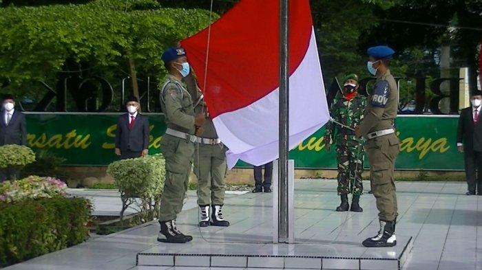 petugas-satpol-pp-mengibarkan-bendera-merah-putih.jpg