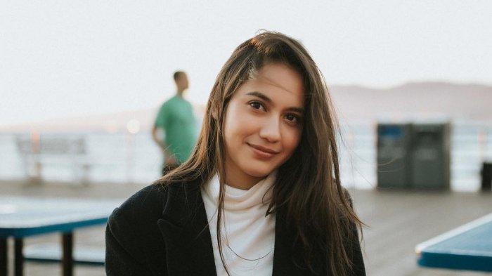 Masih Ingat Pevita Pearce? Pamer Potret Ngopi di Pinggir Kolam, Netizen Salfok ke Bagian Tubuhnya