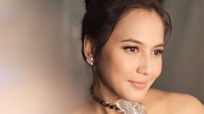 Pevita Pearce Masak Sambil Joget, Netizen Gak Sanggup