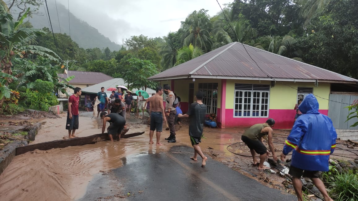 pihak-kepolisian-bersama-warga-membersihkan-material-sisa-banjir.jpg
