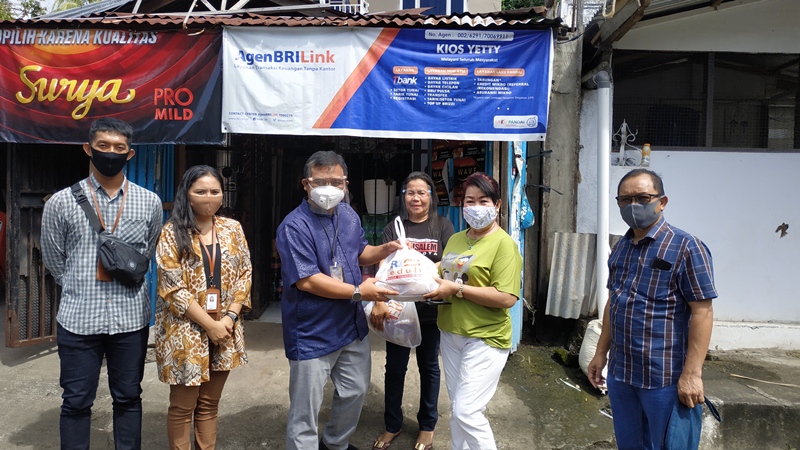 pinca-bri-manado-dekhi-e-permadi-menyerahkan-bantuan-bri-peduli.jpg