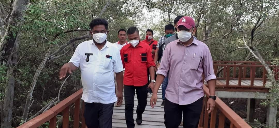 pjs-bupati-minut-clay-dondokambey-saat-meninjau-hutan-mangrove-di-pulau-matehage.jpg