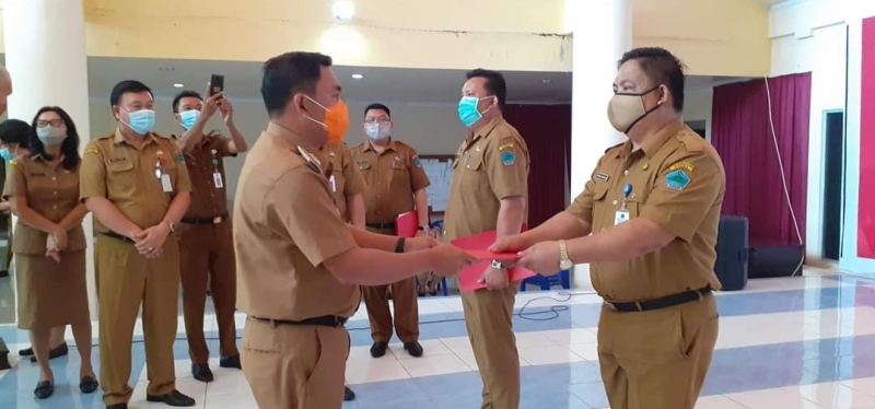 pjs-bupati-minut-clay-dondokambey-saat-menyerahkan-surat-tugas.jpg