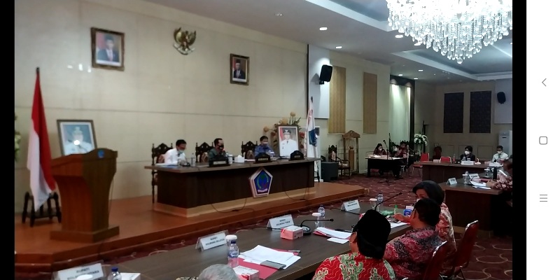 pjs-gubernur-sulut-agus-fatoni-menggelar-rapat-koordinasi-bersama-bupati-dan-wali-kota.jpg