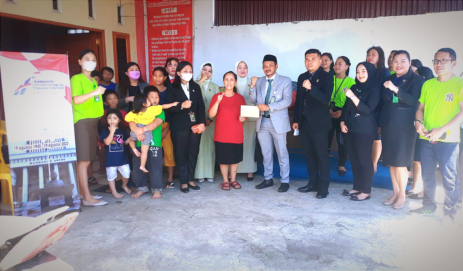 PN Amurang Minsel Sulawesi Utara Rayakan HUT Mahkamah Agung ke-77 dengan Kegiatan Bakti Sosial