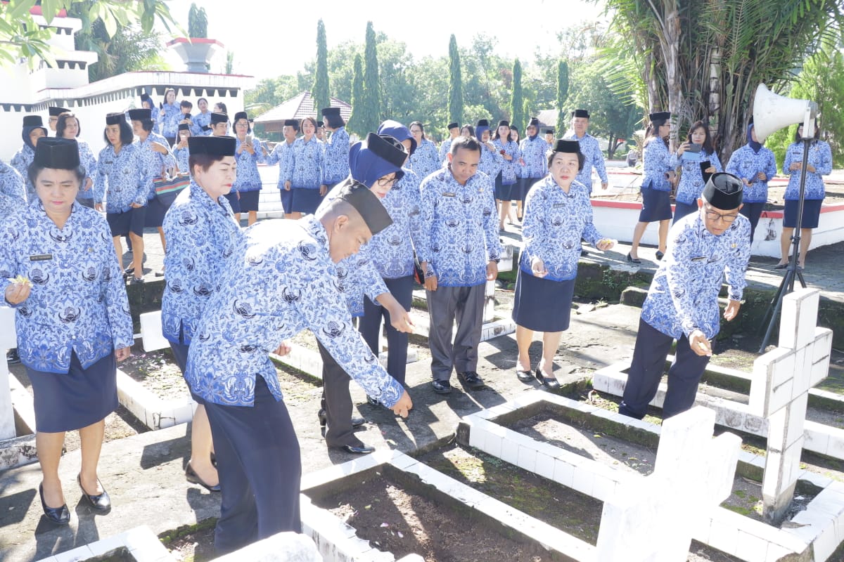 PNS Polda Upacara di Taman Makam Pahlawan, HUT ke-48 Korpri