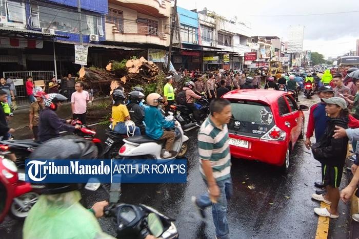 pohon-tumbang-di-Kelurahan-Bahu-Malalayang-Kota-Manado-Jumat-14-November-2025.jpg