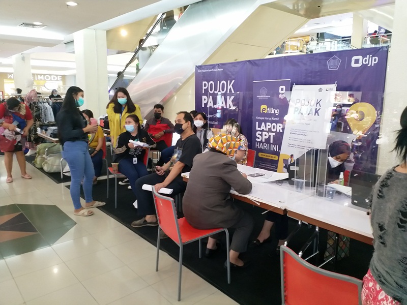 Hari Terakhir Pelaporan SPT, Warga Penuhi Pojok Pajak Megamall