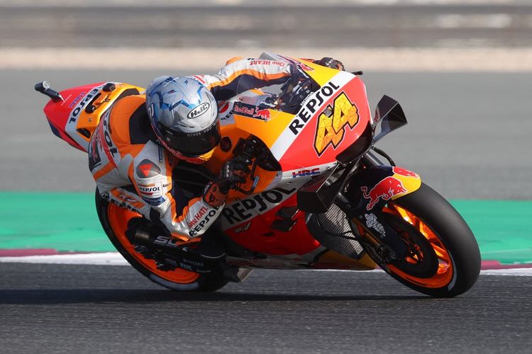 pol-espargaro-saat-sesi-latihan-bebas-pada-motogp-doha-2021.jpg
