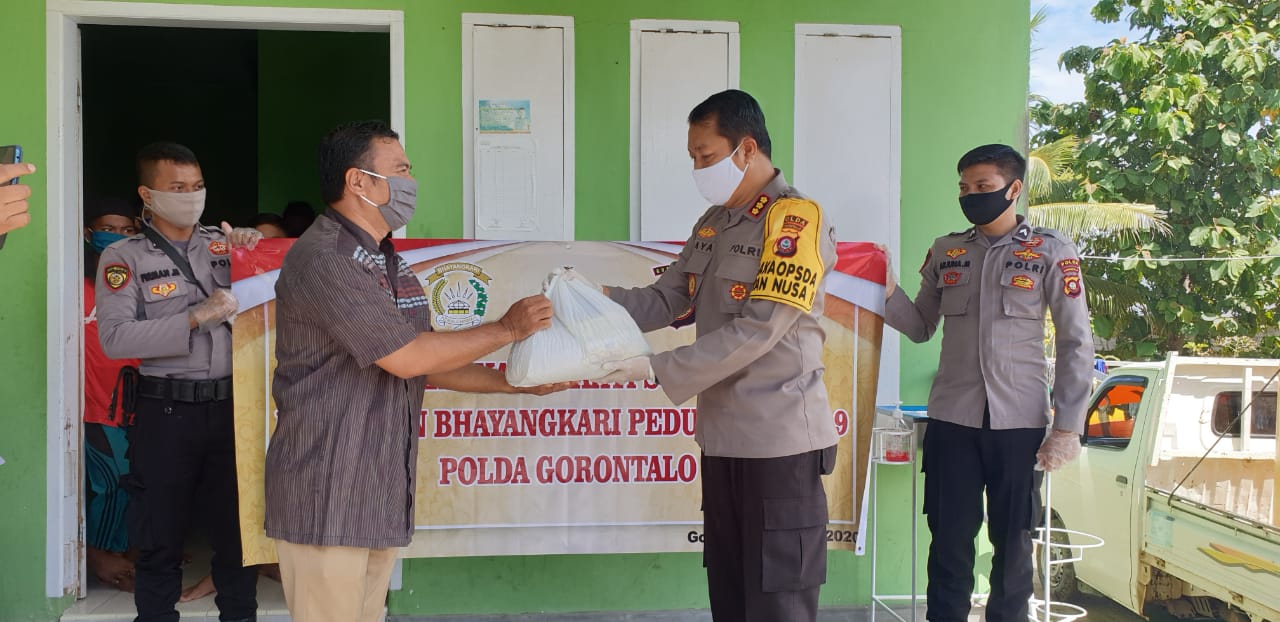 polda-gorontalo-gelar-bakti-sosial-4455.jpg