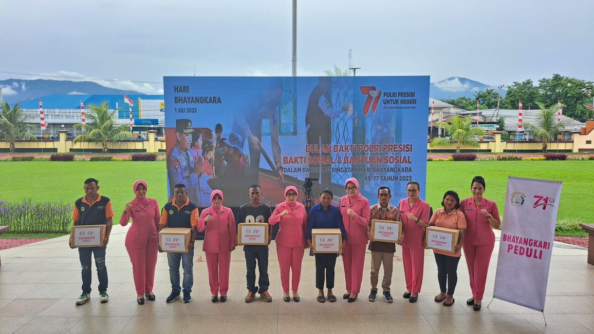 Bakti Sosial Serentak Hari Bhayangkara ke 77, Polda Sulut Berbagi dengan Warga Kurang Mampu