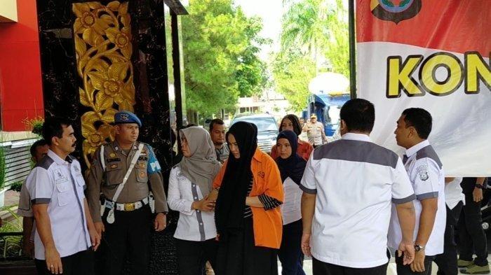 polda-sumut-akhirnya-merilis-tiga-tersangka-yaitu-istri-zuraida-hanum-346.jpg