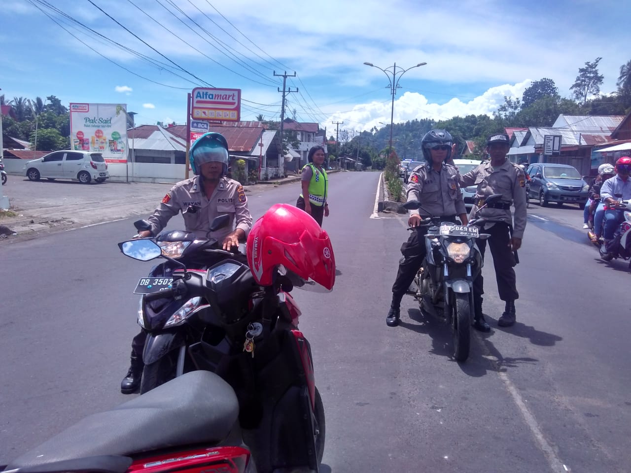 polisi-ditempatkan-di-tiap-jalan_20180708_122450.jpg