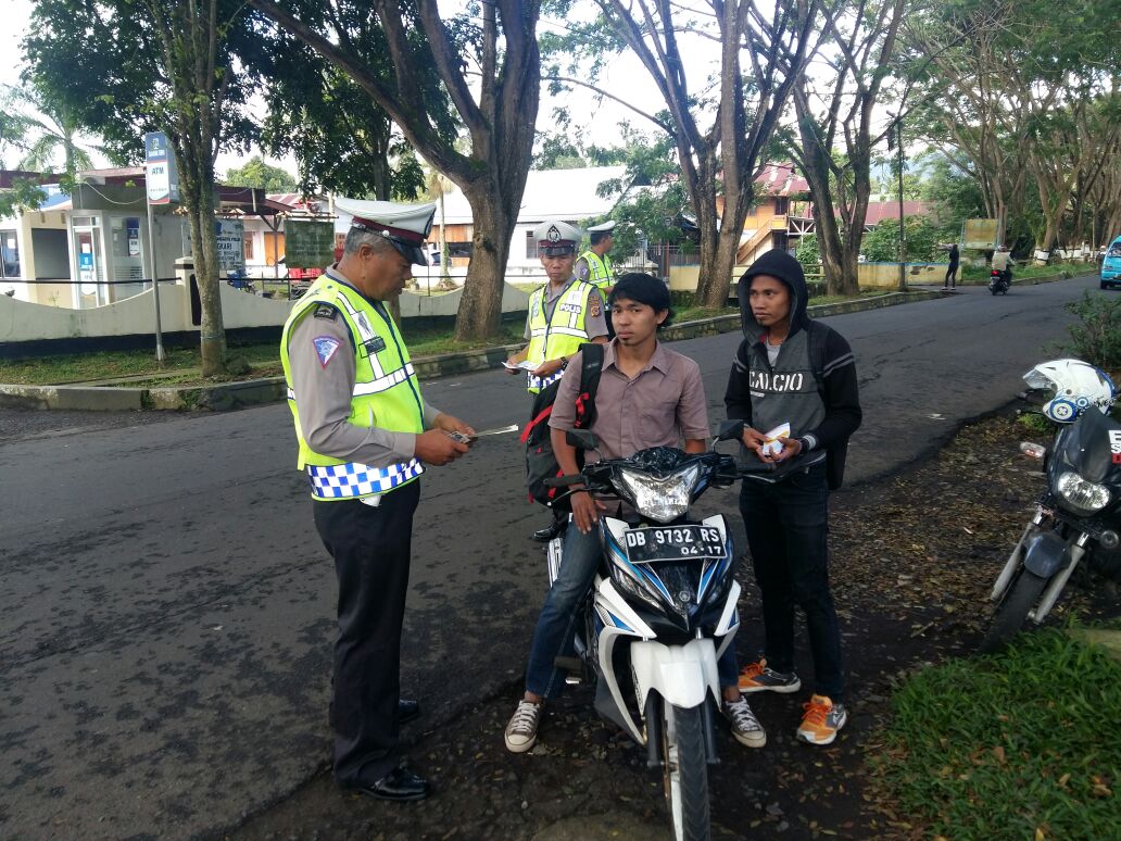 polisi-lalu-lintas_20161215_211409.jpg