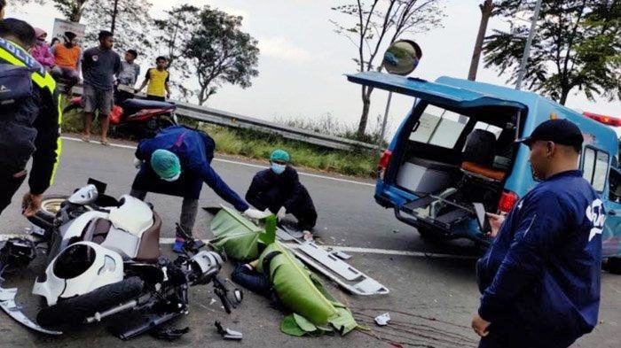 polisi-mengevakuasi-korban-kecelakaan-maut-di-jalan-menanjak.jpg