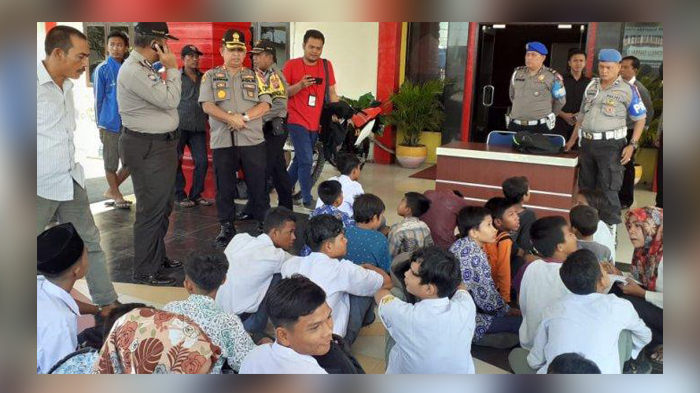 Polisi Lakukan Razia Kasih Sayang, Jaring Pelajar di Warnet Hingga Temukan Celurit dan Pisau Lipat