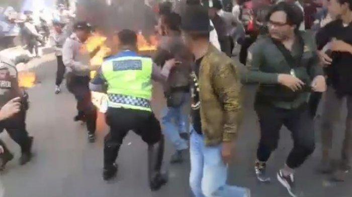 polisi-terbakar-saat-amankan-unjukrasa-mahasiswa.jpg
