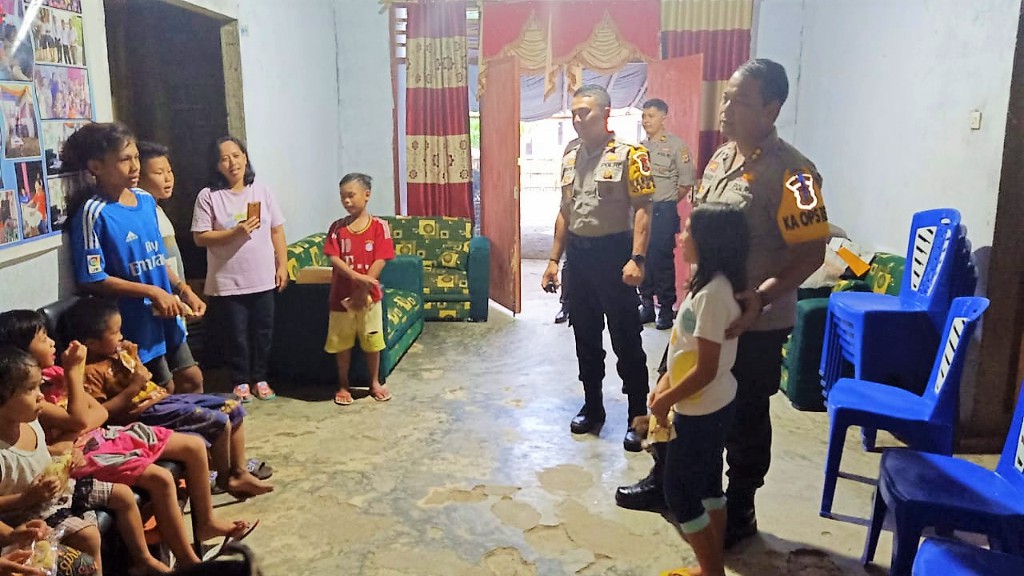 polres-berbagi-berkat-bersama-anak-panti-asuhan-di-desa-ini.jpg