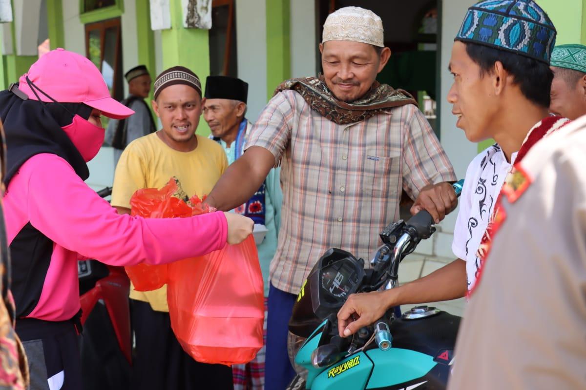 Bhayangkari Polres Bolaang Mongondow Selatan Sulawesi Utara Adakan Bakti Sosial Jumat Berbagi