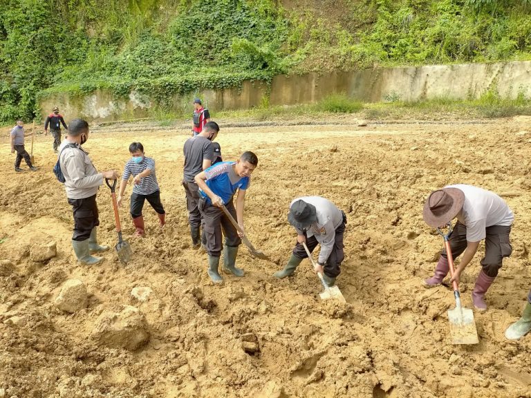 Dengan Alat Seadanya Polres Boltim Bersihkan Material Longsor yang Menutup Jalan Desa Badaro