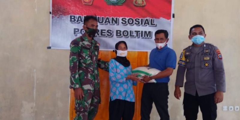 polres-boltim-kembali-salurkan-bantuan-paket-beras-di-desa-liberia.jpg