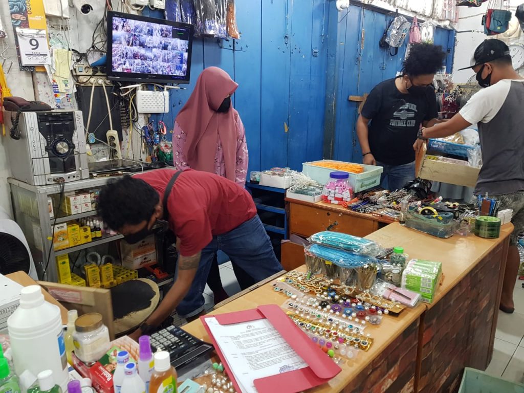 polres-kotamobagu-saat-menggeledah-ruko-milik-nmh-38-yang-menjual-kosmetik-ilegal.jpg