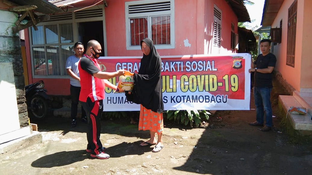 polres-kotamobagu-salurkan-bantuan-pangan.jpg