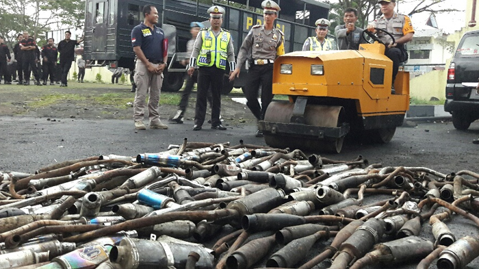 polres-minahasa-musnahkan-knalpot_20180101_135111.jpg