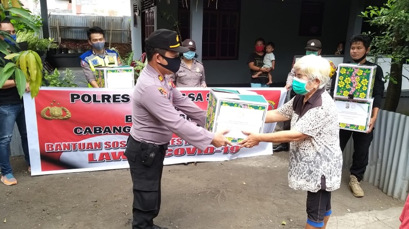 Bantu Warga Terdampak Covid-19, Polres Minsel Bagikan Bansos dan Makanan Gratis