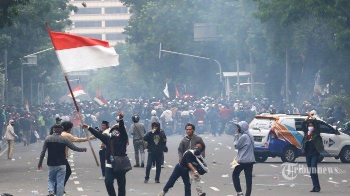 polri-klarifikasi-perwira-brimob-yang-dipukul-dan-diseret-anggota-sabharasaat-amankan-demo-di-jambi.jpg