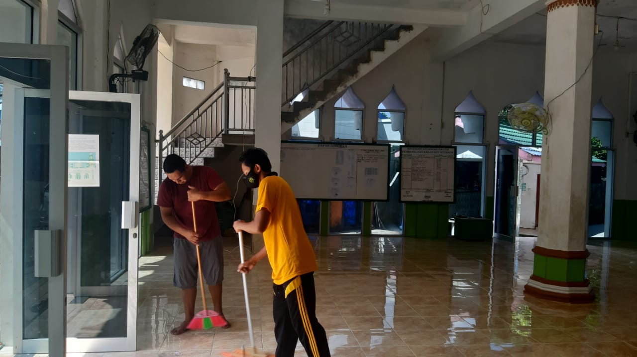 polsek-beo-gelar-bersih-bersih-masjid-di-beo.jpg