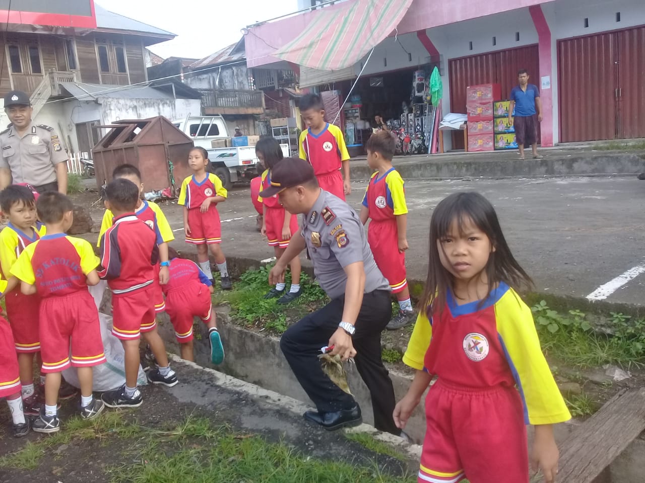 Polsek Tombatu Kerja Sama dengan Sekolah Basmi DBD