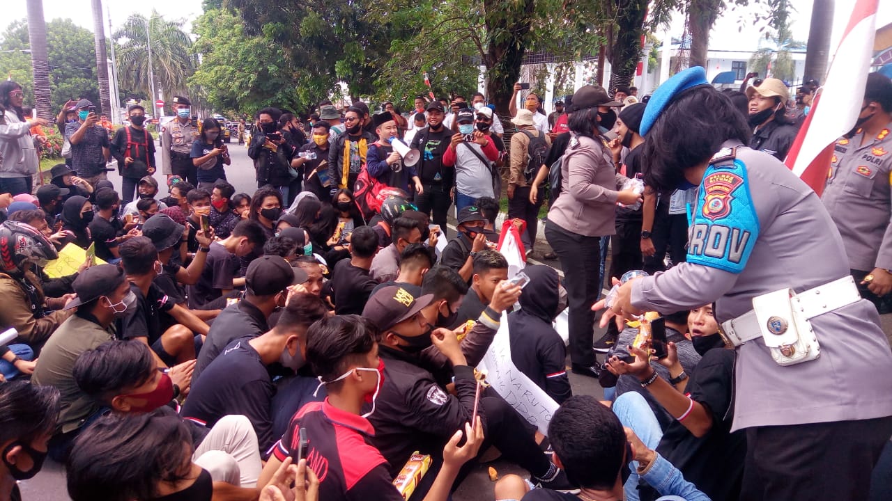 Polwan Bagikan Air Mineral dan Roti Saat Demo Tolak UU Cipta Kerja di Depan Gedung DPRD Kota Bitung