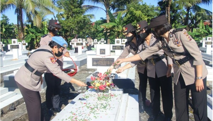 Info Polisi Manado:HUT ke-74 Polwan, Polisi Wanita Polda Sulawesi Utara Ziarah ke TMP Kairagi Manado