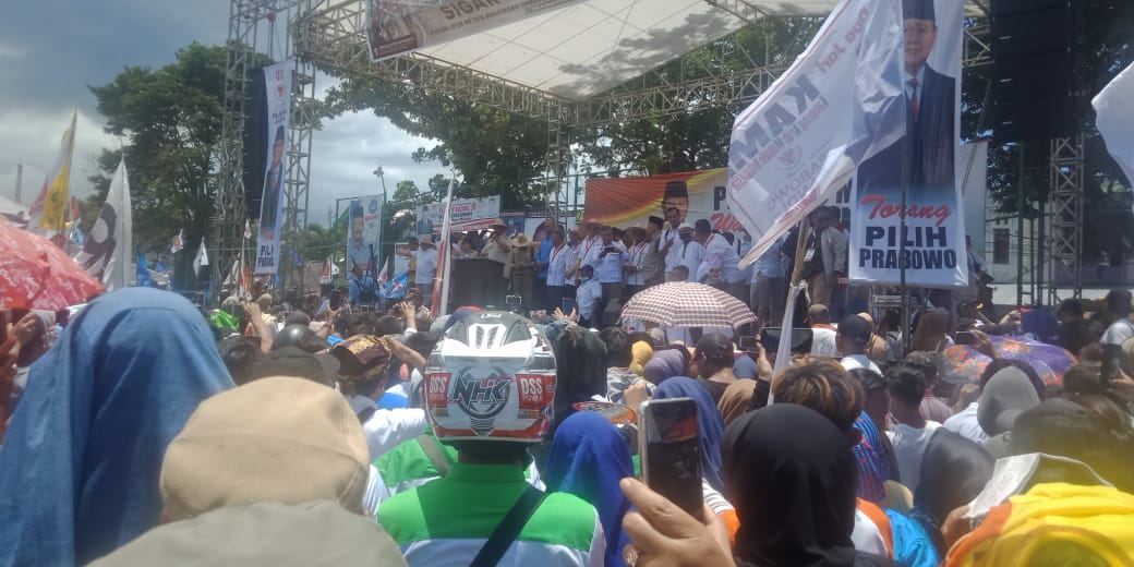prabowo-saat-berkampanye-di-lapangan-ketang-baru-manado.jpg