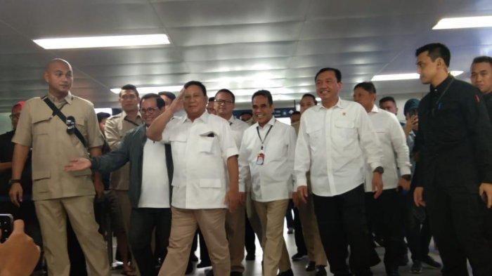 prabowo-subianto-saat-tiba-di-stasiun-mrt-lebak-bulus.jpg