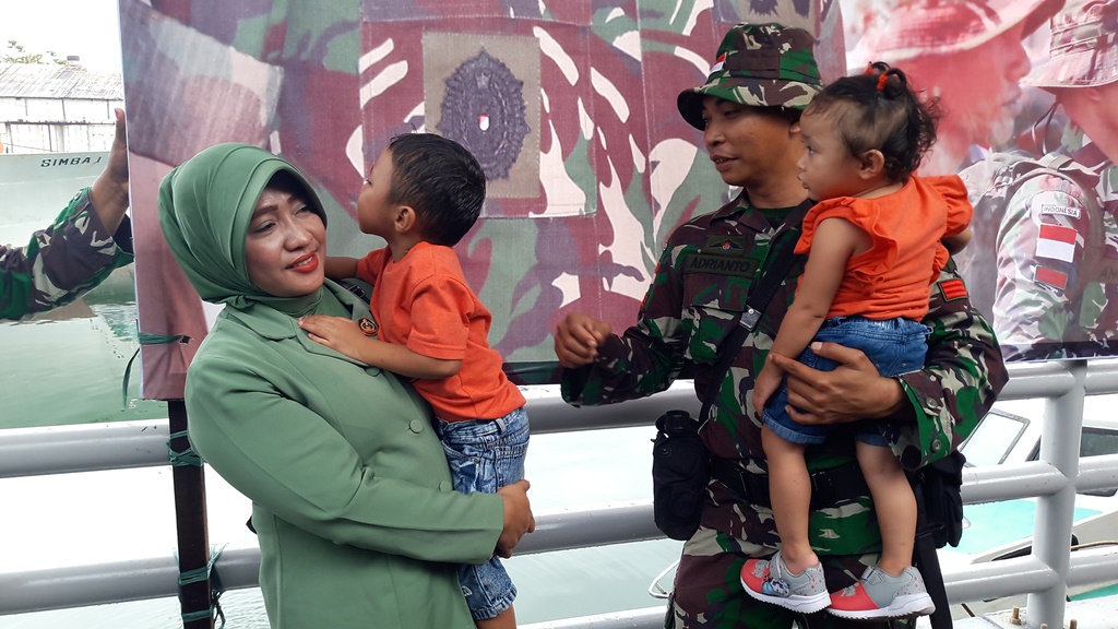 Pemberangkatan Satgas Pengamanan Pulau Terluar Kodam XIII, Selviani Sedih Berpisah dengan Suami