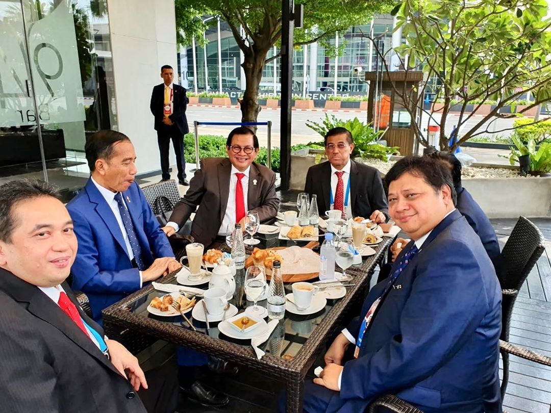 pramono-anung-memposting-foto-presiden-jokowi-bersama-beberapa-pejabatnya.jpg