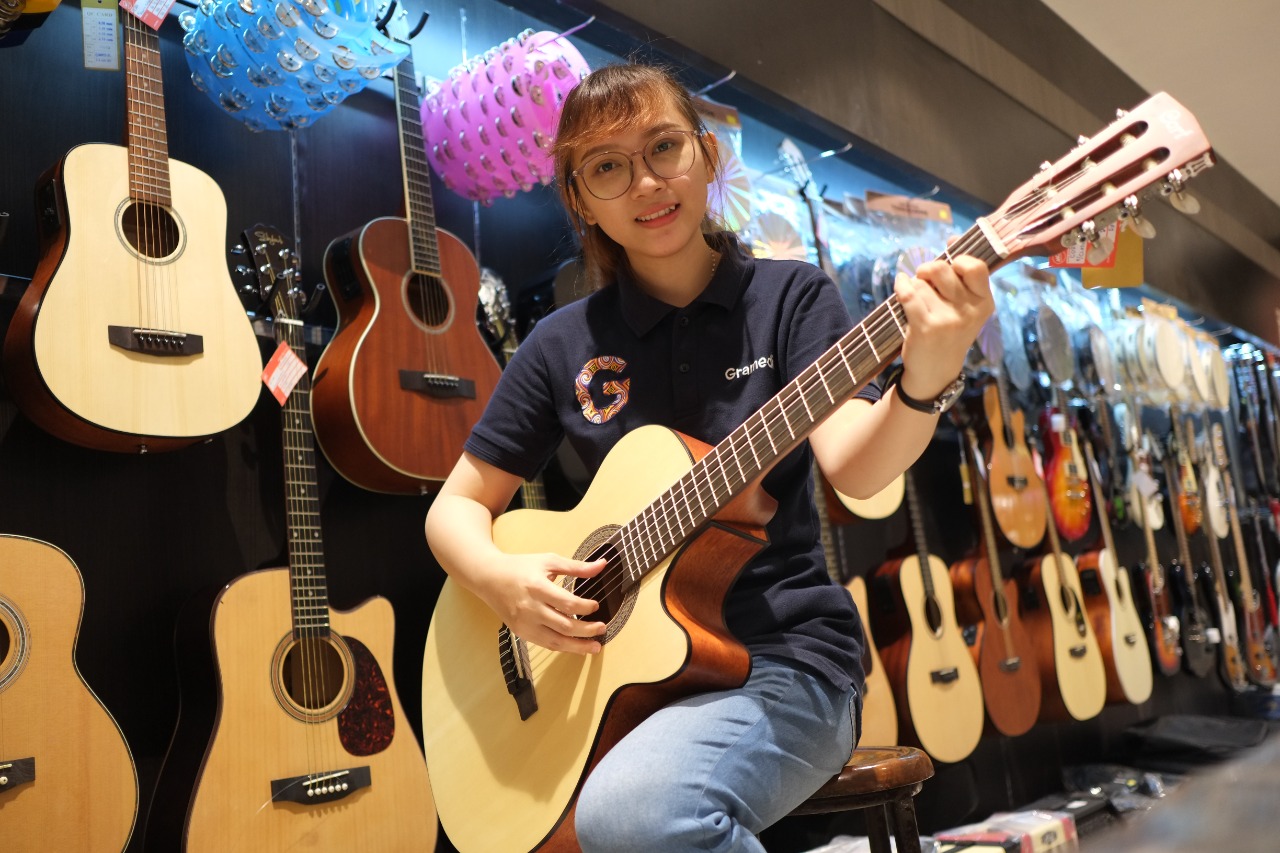 pramuniaga-gramedia-manado-mencoba-salah-satu-gitar-akustik0.jpg