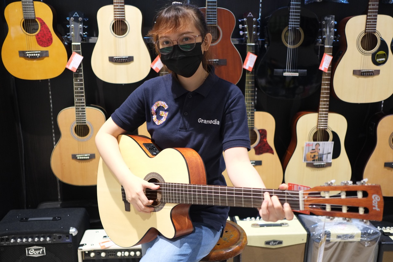 pramuniaga-gramedia-manado-mencoba-salah-satu-gitar-akustik8.jpg