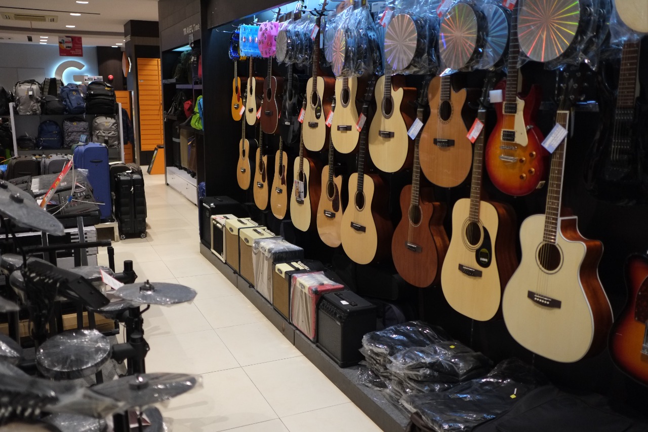 pramuniaga-gramedia-manado-mencoba-salah-satu-gitar-akustik9.jpg
