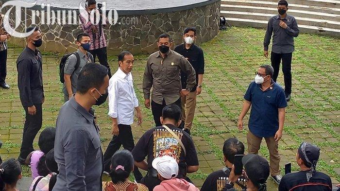 presiden-joko-widodo-jokowi-melepas-maskernya-34584.jpg