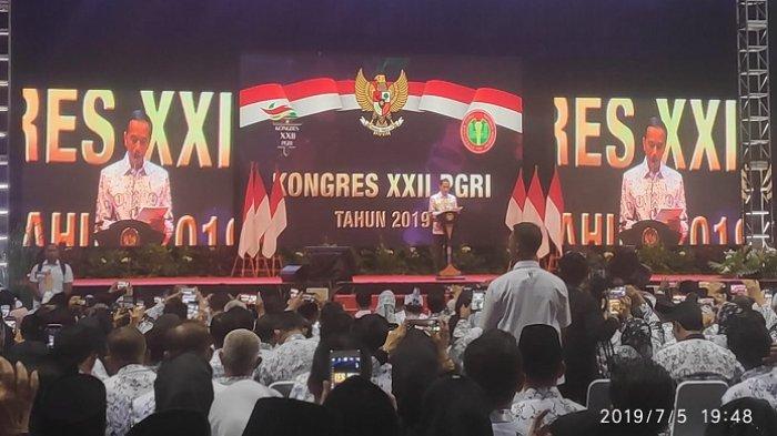 Presiden Jokowi Lakukan Hal Ini Lagi Saat Bertemu Ribuan Guru