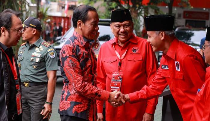 presiden-jokowi-tiba-di-lokasi-rakernas-pdip-disambut-ganjar-pranowo-hingga-olly-dondokambey.jpg