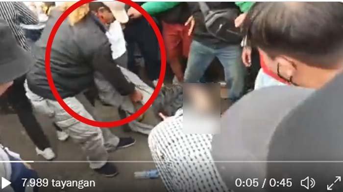 Baru Terungkap Siapa Sosok Pria Gondrong yang Buka Pakaian Ade Armando di Demo 114, Ternyata