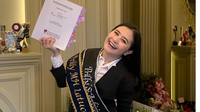 prilly-latuconsina-lulus-kuliah-kini-bergelar-sikom-24-agustus-2021.jpg
