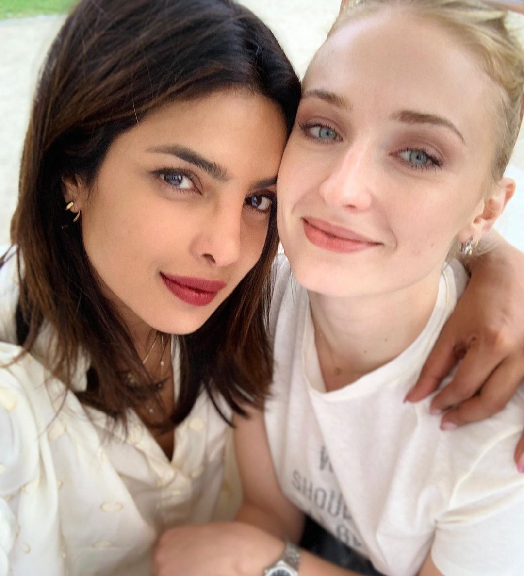 priyanka-chopra-dan-sophie-turner.jpg