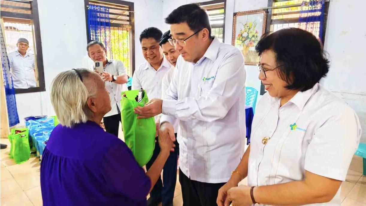 Peduli Sesama, Dirut RSUP Kandou Starry Rampengan Berikan Bantuan di Panti Werda INA II